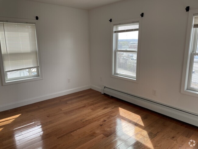 Building Photo - 17 1/2 Ward St Unit 3 Rental