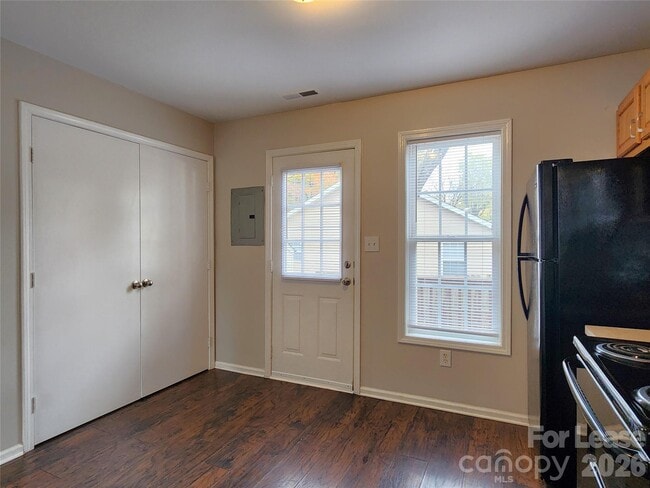 Photo - 268 Southcircle Dr NW