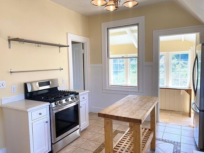 Building Photo - 225 Roosevelt Way