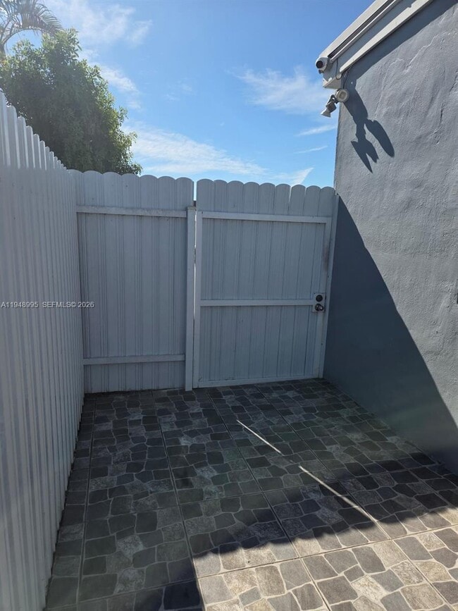 Photo - 367 W 33rd St