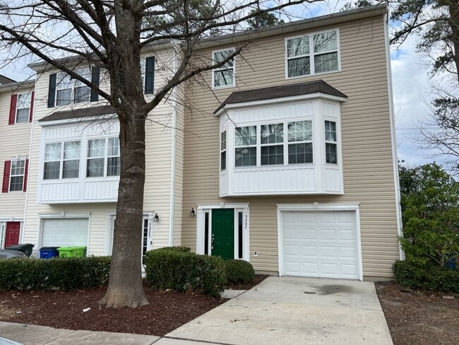 Building Photo - Beautiful Townhouse w/ 1st Floor Bedroom