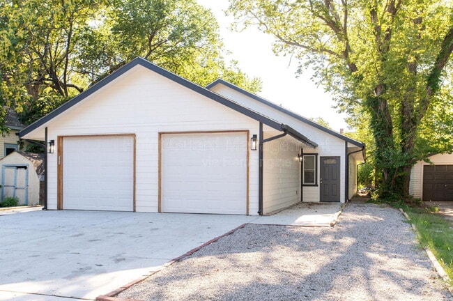 Building Photo - 315 S Green St