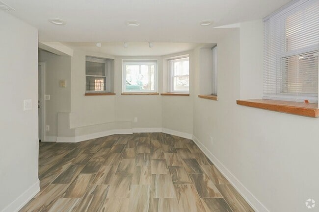 Building Photo - 2326 N Southport Ave Rental