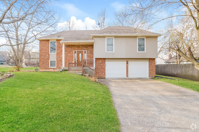 Building Photo - Adorable 4 Bedroom Split Home in Olathe!