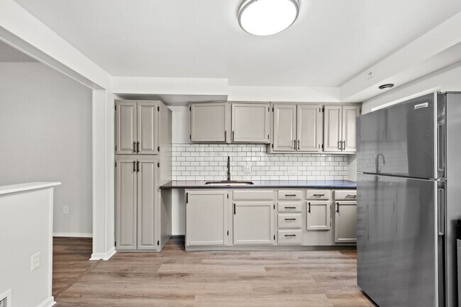 Photo - MOVE IN SPECIAL! SCORE HALF OFF 1ST MONTH'...