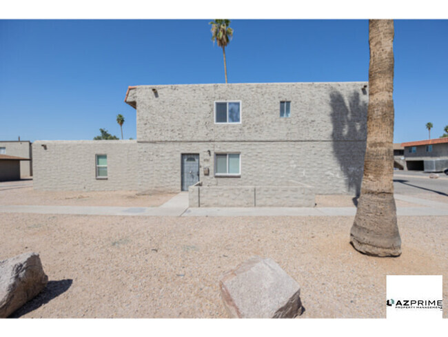 Building Photo - Make Yourself at Home in This Stylish 2/1....