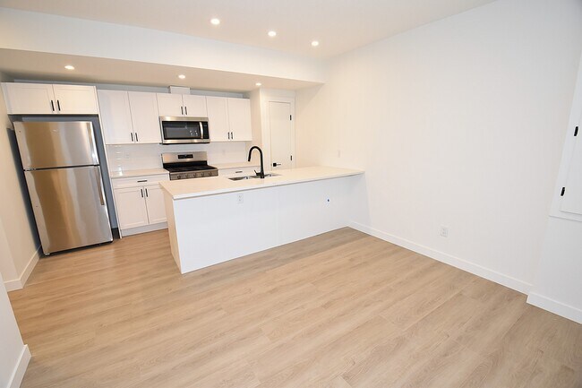 Photo - 10320-10147 147 St NW Unit Bsmt 2