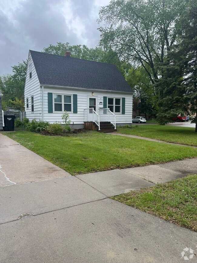 Building Photo - 1 1/2 Story Home in Fargo 3 bedrooms, 2 Ba...