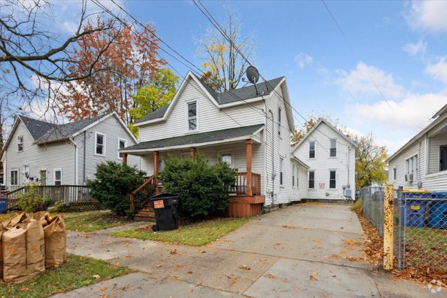 Building Photo - 1011 Quarry Ave NW Rental