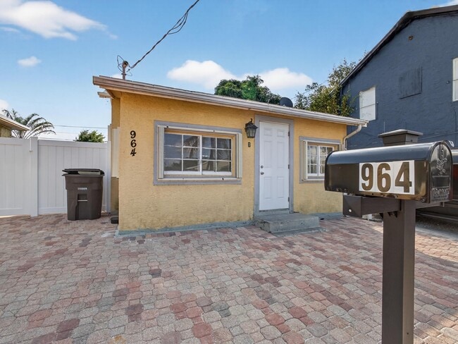 Building Photo - 964 W Lakewood Rd