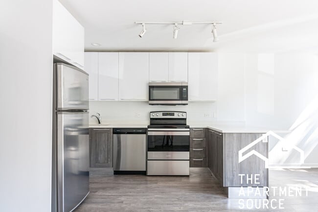 Building Photo - 940 W Winona St Unit 202