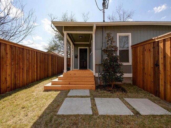 Building Photo - 2106 Holly St