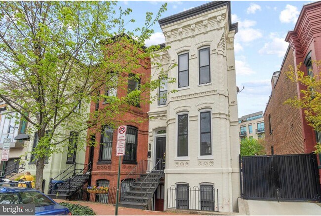 Building Photo - Modern Capitol Hill Location Basement Unit...