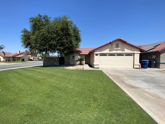 Building Photo - Newley Remodeled 3 BD 2 BA house on corner...
