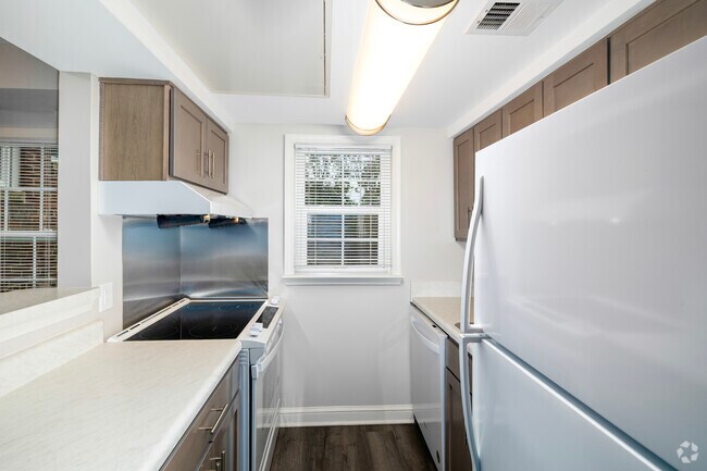 1BR, 1BA - 630SF - Kitchen