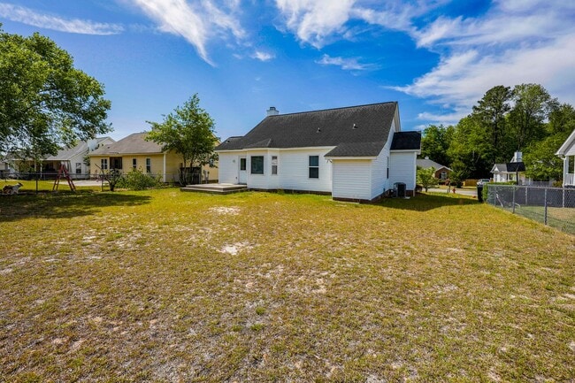 Photo - Refined 3-Bedroom Home with New LVP Flooring in Prime West Columbia Location!