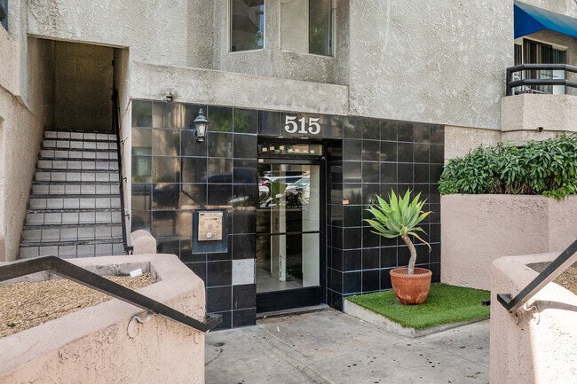 Entrance - 515 Harvard
