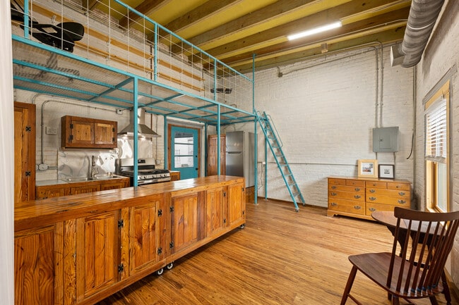 Building Photo - 1500 E Madison St Rental