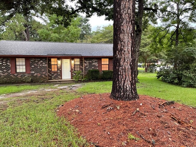 Building Photo - 3 Bedroom 1 Bath  Corner lot Rental