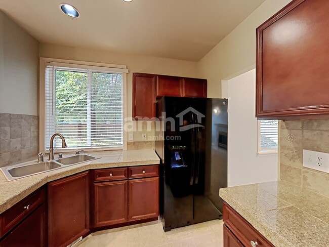 Photo - 114 207th St E