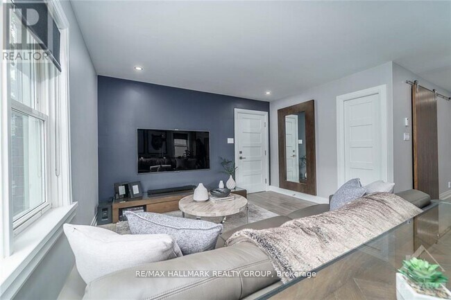Photo - 354 Tweedsmuir Ave