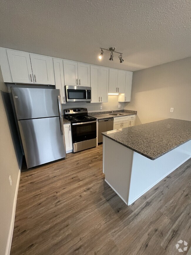 Building Photo - Charming Newly Remodeled 2 Bedroom Apartme... Unit 222 Rental