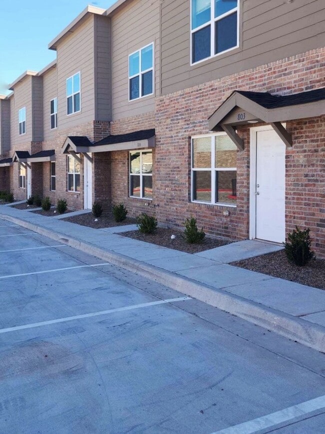 Photo - 3 Bed / 2 Bath Townhome Near Edmond Universities – $1,160