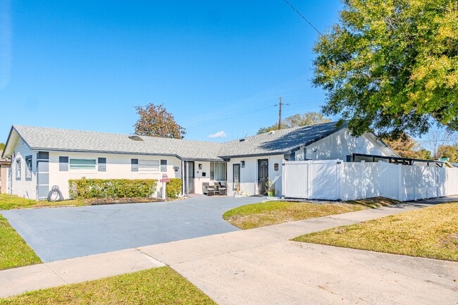 Building Photo - 1875 Williams Manor Ave Unit #2