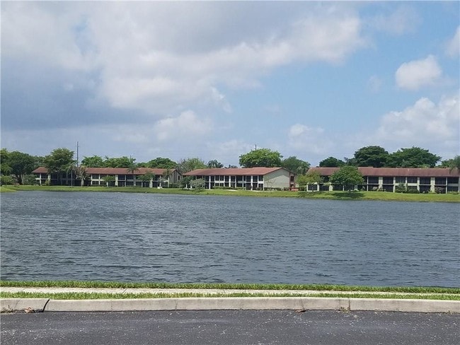 Building Photo - 215 Lake Pointe Dr Unit 109