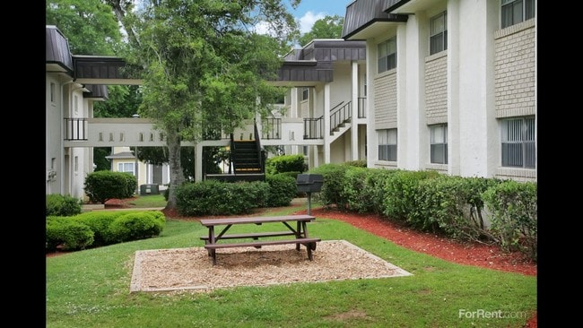 Picnic Area - Rolling Hills Apartments