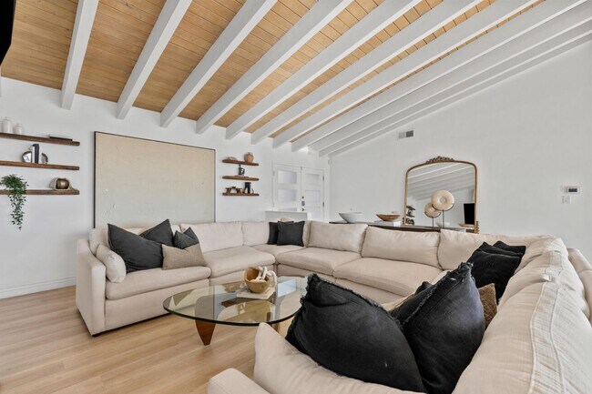 Building Photo - 2019 Sunset Plaza Dr Rental