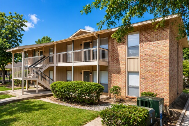 Diamond Lakes Apartment Homes - Diamond Lakes Apartment Homes
