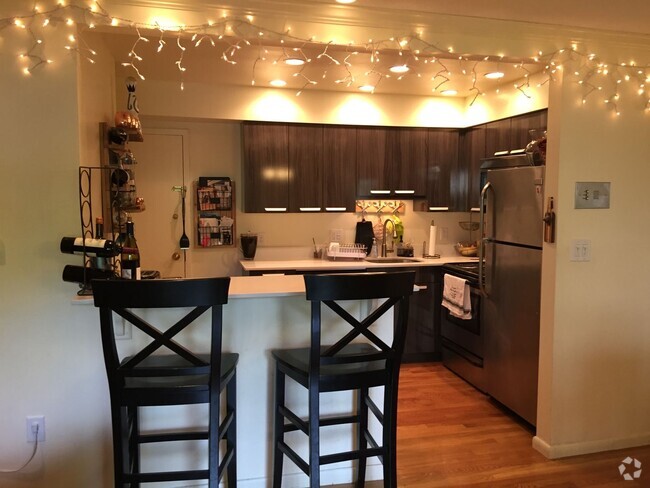 Building Photo - 2 bed. 2 Bathrooms in Chestnut Hill In-Uni... Rental