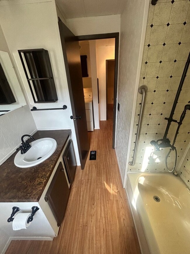 Photo - Adorable 2 Bedroom House for Rent in Maple...