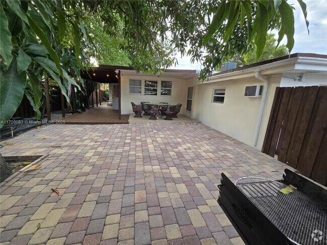 Building Photo - 2 bedroom in Hollywood FL 33021 Rental