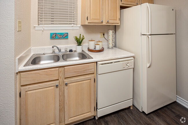 1BR, 1BA - 735SF