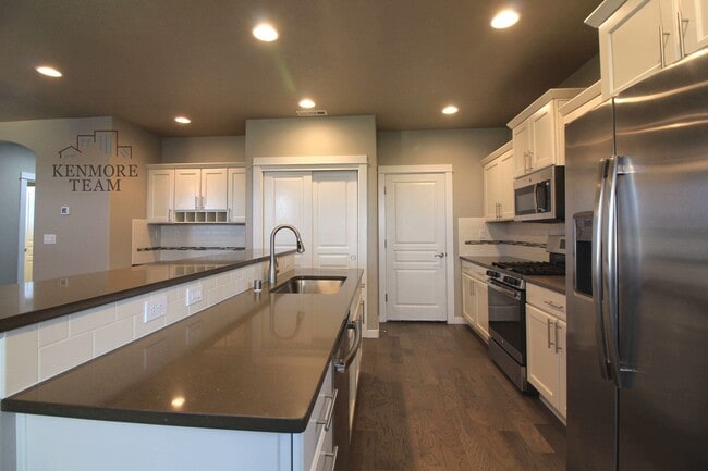 Photo - 556 Roslyn Ct