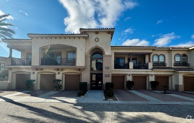 Building Photo - AVAILABLE NOW! GORGEOUS 2 Bedroom/2 Bathro... Rental
