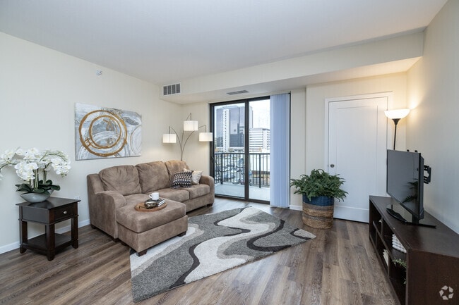 1BR, 1BA - 744SF - Living Room