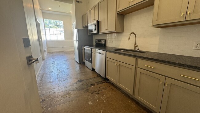 Building Photo - 305 6th St