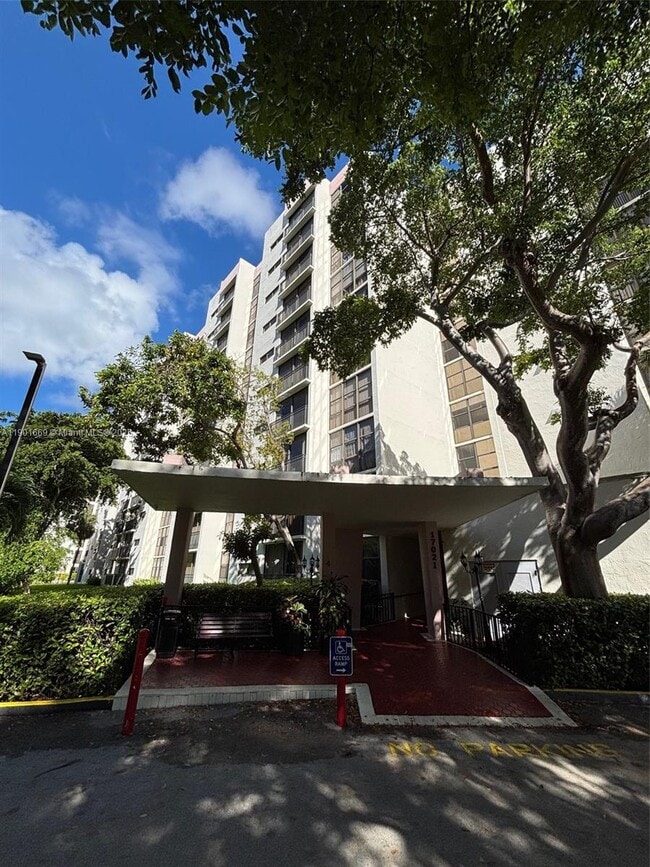 Building Photo - 17011 N Bay Rd Unit 517