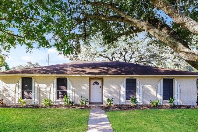 Building Photo - 16738 Barcelona Dr