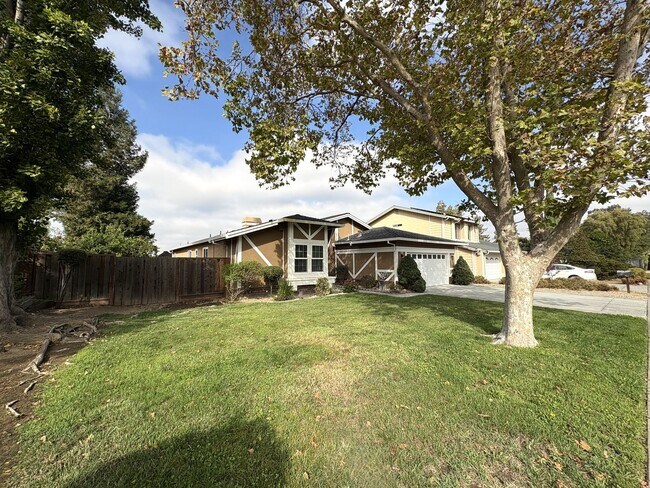 3532 Rollingside Dr