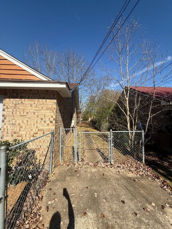 Photo - ** 3 Bed 2 Bath located in Regency Park ** call 334-366-9198 to schedule a self showing