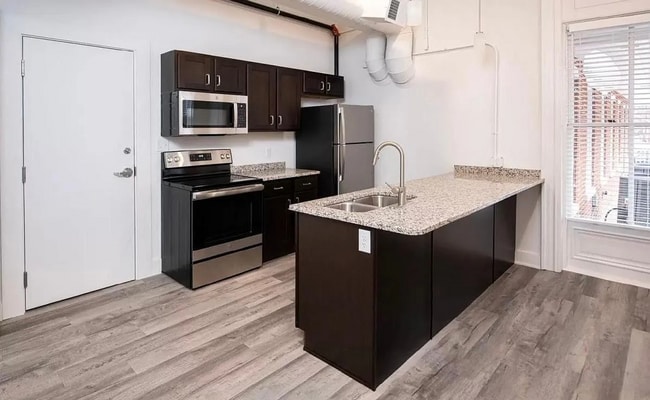 Building Photo - 325 W Market St Unit Apt D
