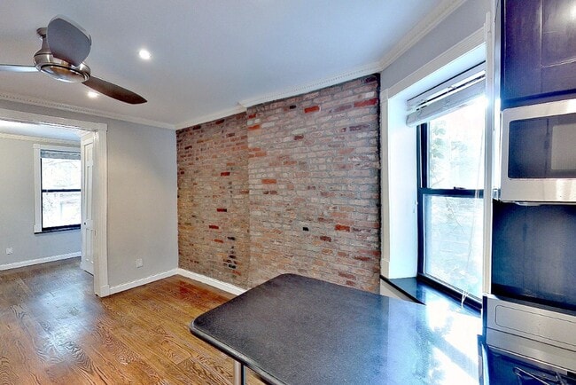 Building Photo - 325 E 5th St Unit F1