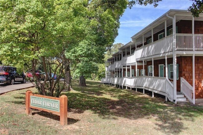 Building Photo - 944 N Storer Ave Unit 1