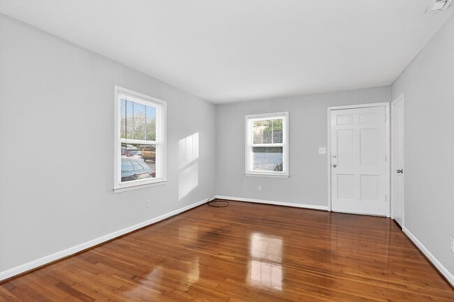 Photo - Adorable Two Bedroom Apartment Near Cotswold!