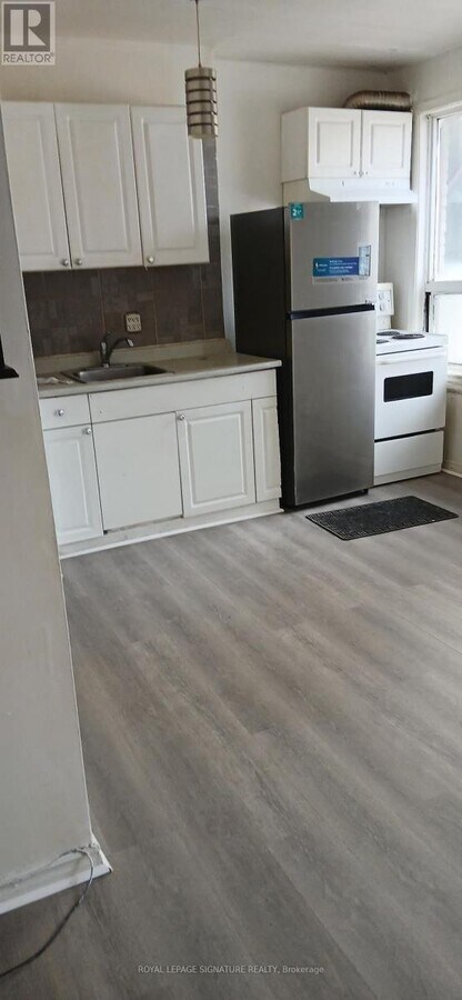 Photo - 954 Danforth Ave