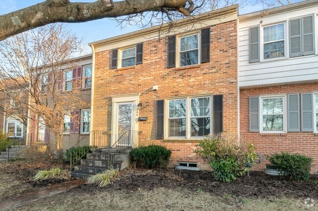 Building Photo - 4 bed / 3 1/2 bath.  Reserved Parking. Pet... Rental